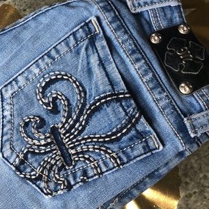 Light wash Miss Me jeans with Flor De Lis detail
